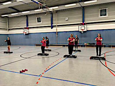Bild1 der Gruppe Step Aerobic mit Andera Westerwelle 1. Bild der Step Aerobic in der Sporthalle Pestalozzie Übungleiterin ist hier Andrea Westerwelle