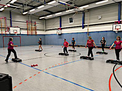 Bild2 der Gruppe Step Aerobic mit Andera Westerwelle 2. Bild der Step Aerobic in der Sporthalle Pestalozzie Übungleiterin ist hier Andrea Westerwelle