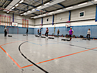 Bild3 der Gruppe Step Aerobic mit Andera Westerwelle 3. Bild der Step Aerobic in der Sporthalle Pestalozzie Übungleiterin ist hier Andrea Westerwelle
